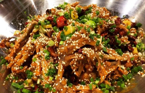 加盟捉鴨記吮指鴨爪爪干鍋加盟費(fèi)多少錢（圖）_2