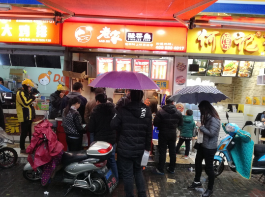 這家酸菜魚連鎖店想不火都不行！【老家酸菜魚】_1