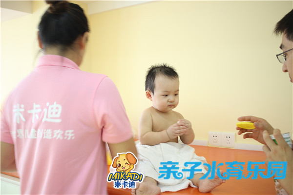 米卡迪：秋季嬰幼兒游泳會不會感冒_1