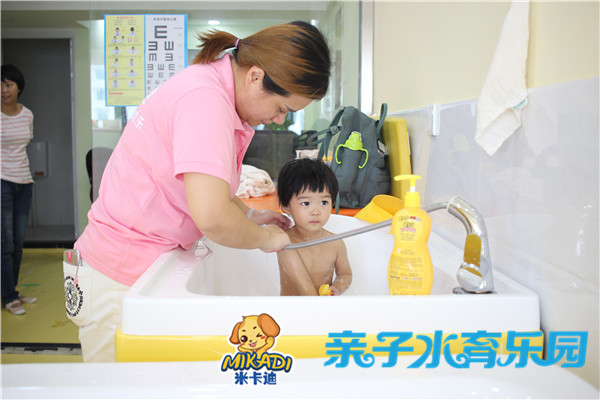 米卡迪：秋季嬰幼兒游泳會不會感冒_2