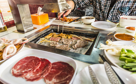 韓鮮坊韓式燒烤涮自助餐廳加盟市場(chǎng)前景好不好（圖）_1