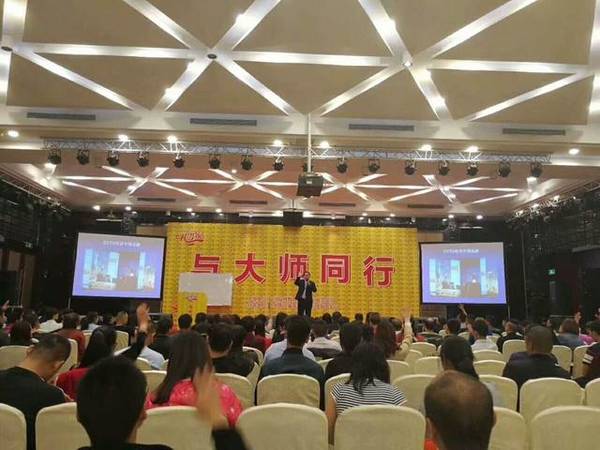 中網(wǎng)時(shí)代昆明站：CEO課堂創(chuàng)始人、E時(shí)代企業(yè)導(dǎo)師嚴(yán)兆海參與與大師同行論壇（圖）_1