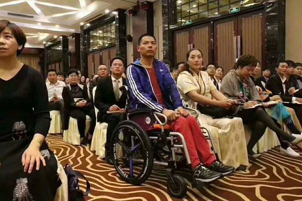 中網(wǎng)時(shí)代昆明站：CEO課堂創(chuàng)始人、E時(shí)代企業(yè)導(dǎo)師嚴(yán)兆海參與與大師同行論壇（圖）_2