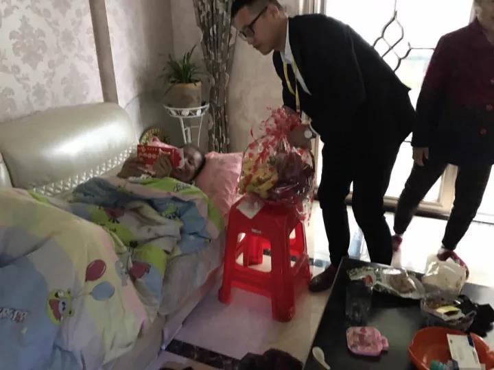 秋雨送溫暖關(guān)懷暖人心－舒城經(jīng)銷商向品冠之家送錦旗表示感謝（圖）_2