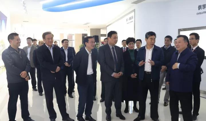 常務(wù)副省長鄧向陽調(diào)研深情寄語潘保春董事長（圖）_1