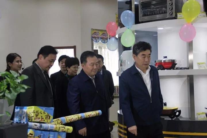 常務(wù)副省長鄧向陽調(diào)研深情寄語潘保春董事長（圖）_3