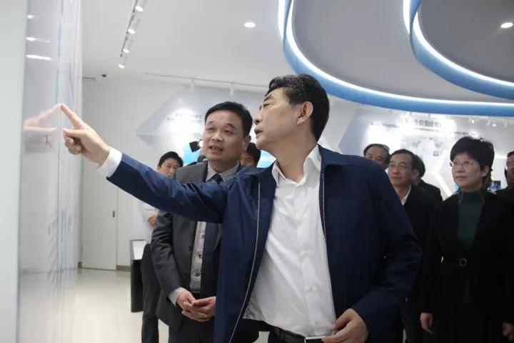 常務(wù)副省長鄧向陽調(diào)研深情寄語潘保春董事長（圖）_4