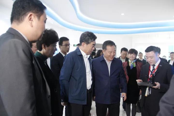 常務(wù)副省長鄧向陽調(diào)研深情寄語潘保春董事長（圖）_5