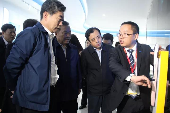 常務(wù)副省長鄧向陽調(diào)研深情寄語潘保春董事長（圖）_6