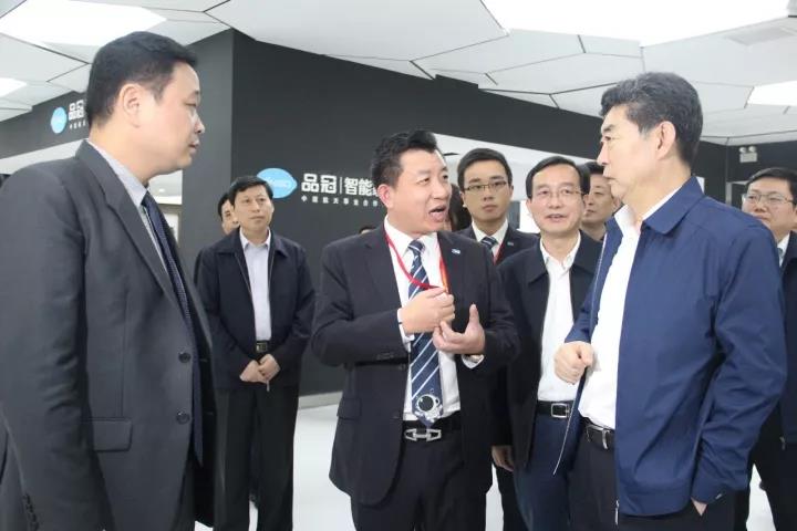 常務(wù)副省長鄧向陽調(diào)研深情寄語潘保春董事長（圖）_7