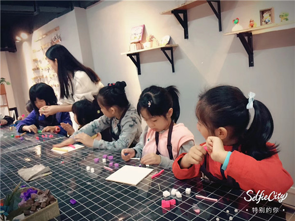 軟陶手鏈課堂圓滿結(jié)束，兒童手工樂園的分享（圖）_3