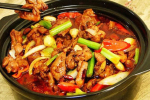 黃燜雞米飯做法學(xué)習(xí)，培訓(xùn)重慶雞公煲技術(shù)加盟（圖）_1