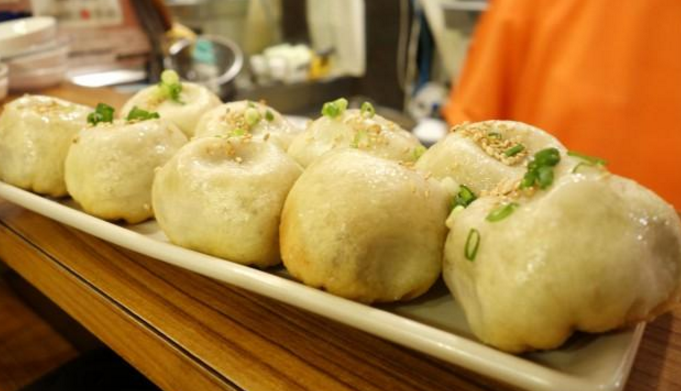 吴江路生煎是由崔氏家族传承100多年的老字号上海知名小吃,当代