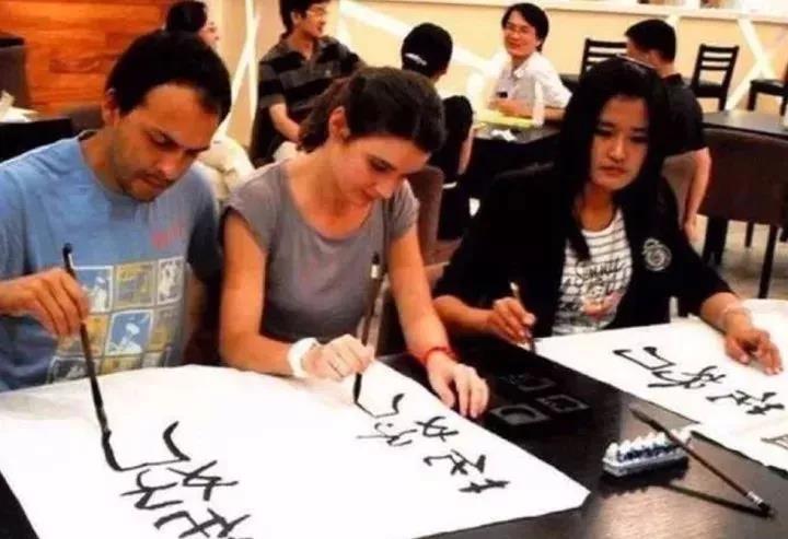 汉字书法已成为英国必修课，作为中国人的你，还不抓紧时间练字？（图）_1
