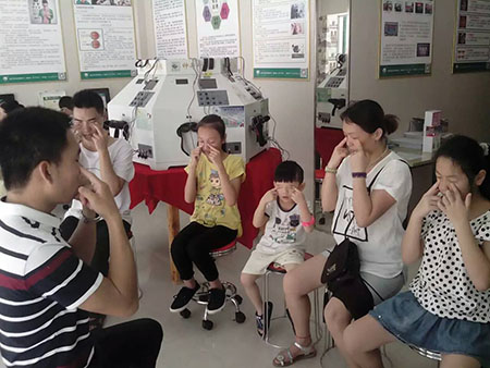 慎重：用眼不當(dāng)，18歲以后的成年人也會(huì)近視（圖）_1