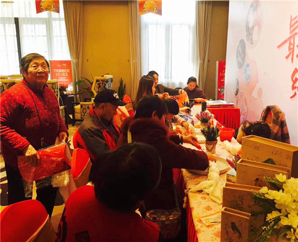 DIY蠟燭店的藝術(shù)扎染圍巾DIY活動現(xiàn)場（圖）_9