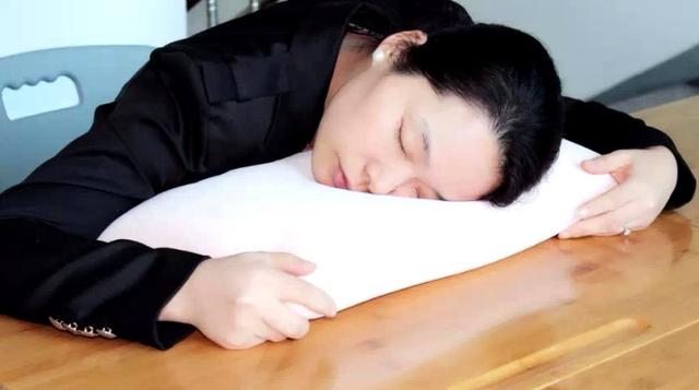上班族注意：趴著睡覺危害大，傷手傷身又傷眼（圖）_2