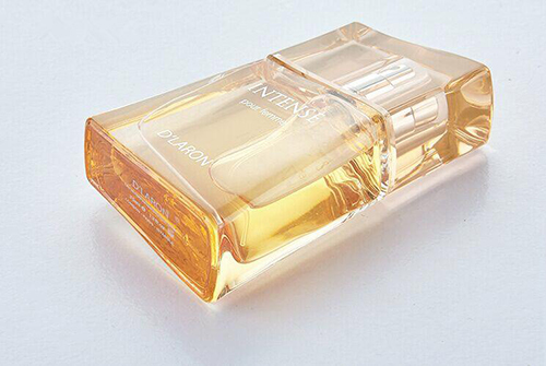 DLARON迪拉瑞香水進駐趕洋集，盡顯時尚范（圖）_2