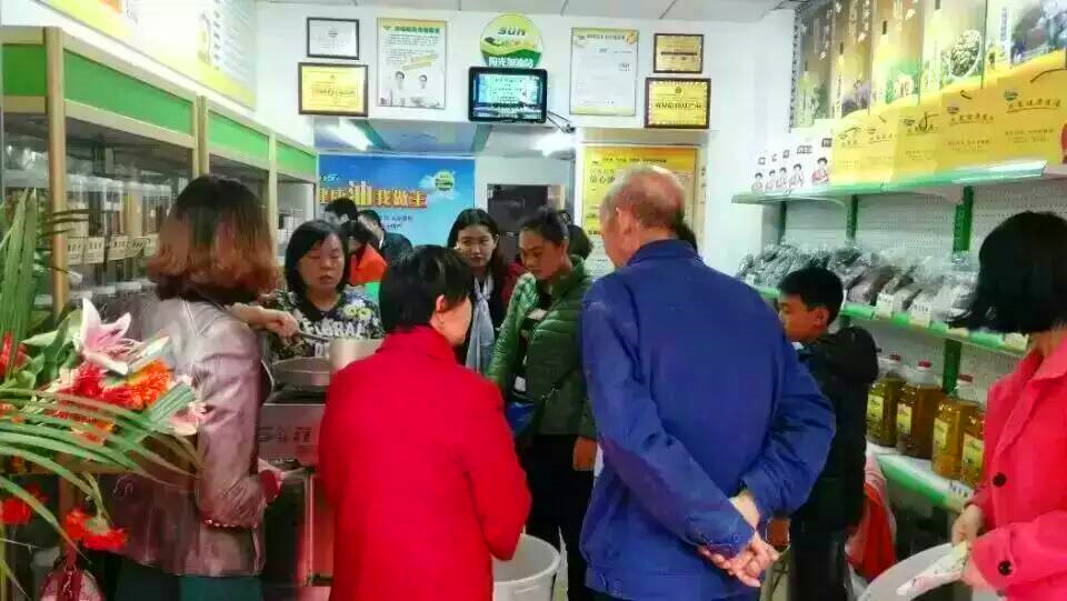 小本創(chuàng)業(yè)選擇投資陽光榨油坊帶你一起發(fā)家致富（圖）_1