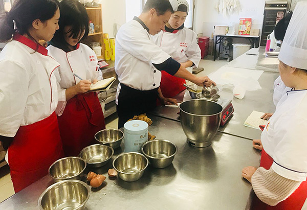 刷屏了圣誕節(jié)幫我選擇個專業(yè)的西點培訓學校_2