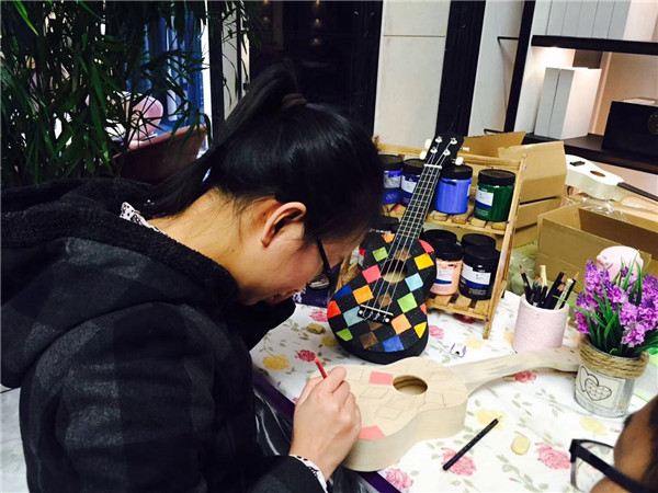 親子手工兒童樂(lè)園尤克里里DIY活動(dòng)現(xiàn)場(chǎng)（圖）_2