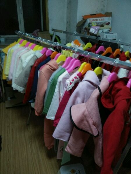 摆地摊卖小孩的衣服从哪里找厂家拿货便宜_1