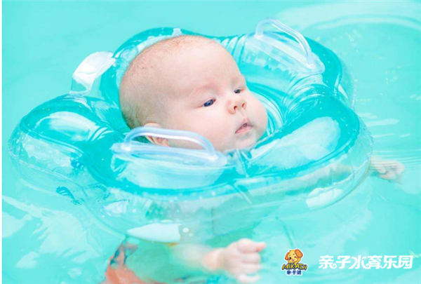 米卡迪：年龄太小不适合婴幼儿游泳？没这种说法（图）_2