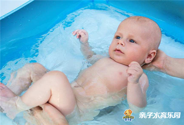 米卡迪：年龄太小不适合婴幼儿游泳？没这种说法（图）_3