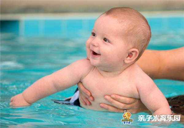 米卡迪：年龄太小不适合婴幼儿游泳？没这种说法（图）_4