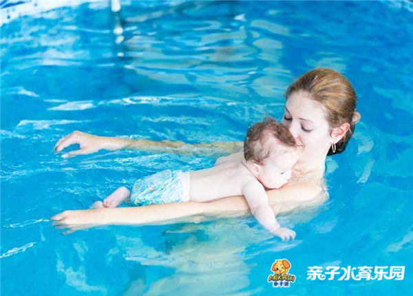 米卡迪：年龄太小不适合婴幼儿游泳？没这种说法（图）_5