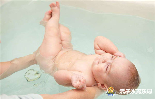 米卡迪：年龄太小不适合婴幼儿游泳？没这种说法（图）_6