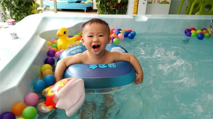 星期六婴幼儿游泳馆：婴儿什么时候游泳最好（图）_1