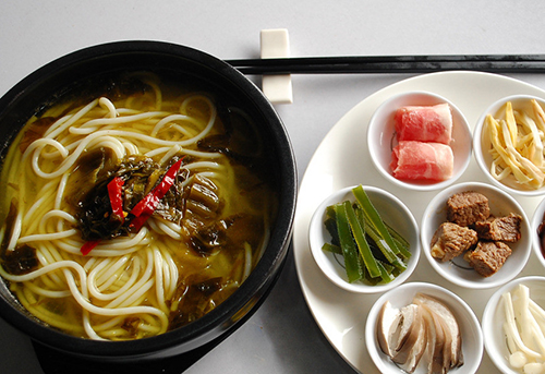 彎橋米線依靠湯成就精華，一碗好湯成就一碗好面（圖）_1