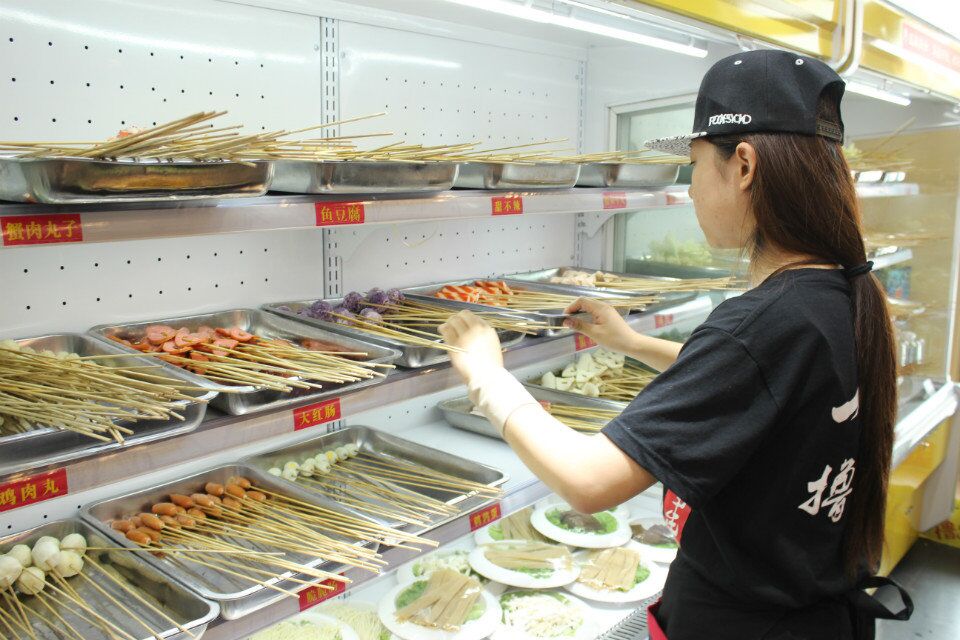 夏季开家串串香店怎么样？小鸡串门美味不单调_1