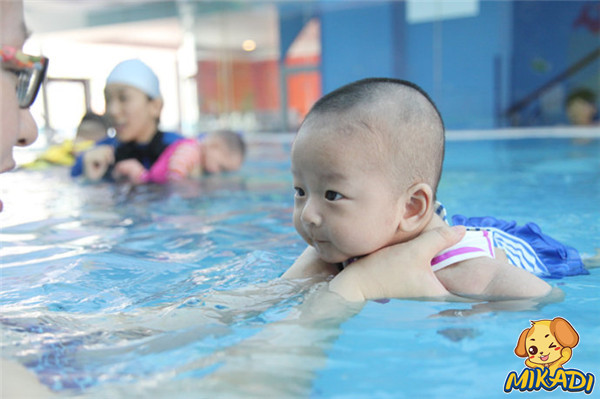 游泳要从宝宝抓起，米卡迪亲子水育乐园婴幼儿游泳更专业_1