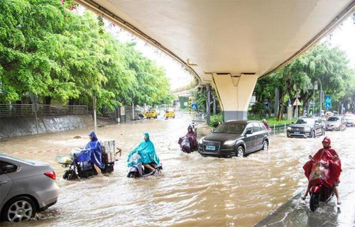 看南寧市民“開船”出行，近日雨水天氣（圖）_1