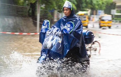 看南寧市民“開船”出行，近日雨水天氣（圖）_2