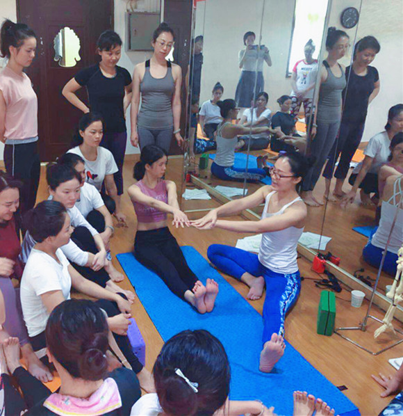 發(fā)福了？好好用瑜伽“修理”一下自己吧_1