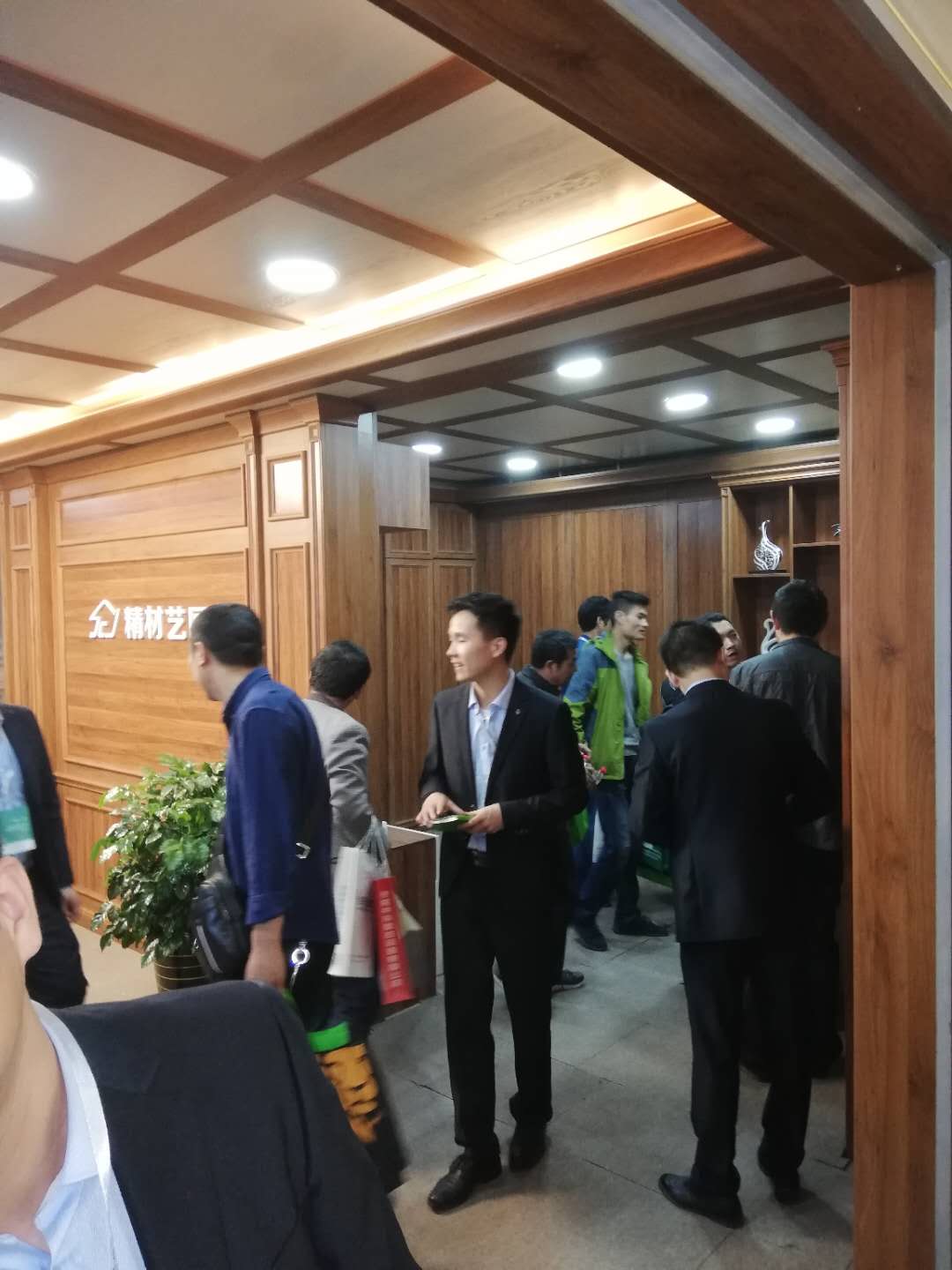 定制盛會(huì)·聚英豪,精材藝匠全屋易裝展位再現(xiàn)人氣爆棚（圖）_3