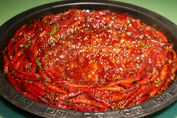重庆本地人推荐火锅：这么香的味道，没想到来自乱劈柴_1