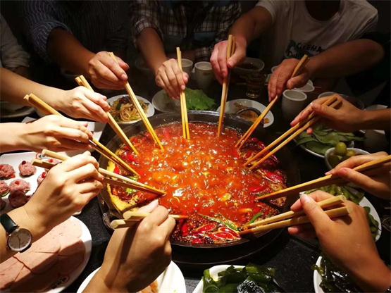 重慶有哪些好吃的火鍋店？情滿山城每一口都好吃的讓人顫抖！_2
