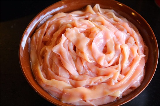 重慶好吃的火鍋店這么多，為什么排隊(duì)都要去這家店？_6